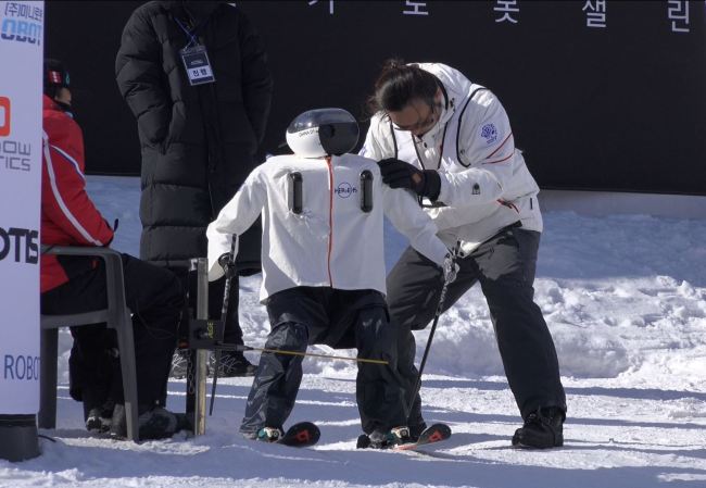 Robots compete in the Ski Robot Challenge at the Welli Hilli Park ski resort in Hoengseong, Gangwon Province. (Park Ju-young/The Korea Herald)