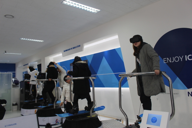 Visitors try on a VR machine simulating a snowboarding competition at the Culture ICT Hall at the PyeongChang Olympic Plaza in Daegwallyeong-myeon, Gangwon Province. (Yoon Min-sik/The Korea Herald)