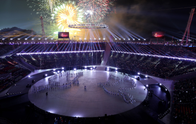 Some 1,200 performers at the opening ceremony for the 2018 PyeongChang Winter Games create an illuminated image of a dove of peace by holding LED candles at PyeongChang Olympic Stadium on Friday. The LED candles were controlled by a 5G-enabled tablet PC through KT’s wireless network built at the main stadium for a more synchronized and systematic performance. Yonhap