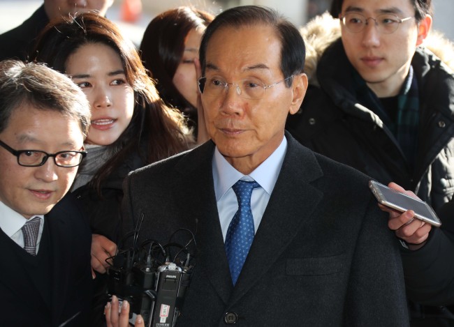 SAMSUNG BRIBERY INVESTGIATION – Former Samsung Electronics Vice Chairman Lee Hak-su steps into the Seoul Central District Prosecutor’s Office on Thursday to undergo questioning over alleged bribery involving South Korea’s former President Lee Myung-bak. Lee Hak-soo, 72, headed the now-disbanded Samsung control tower between the late 1990s and 2000s. He is expected to be grilled over his involvement in Samsung's alleged payments in fees to US law firm for DAS, a local automotive parts maker operated by the ex-president’s family. (Yonhap)