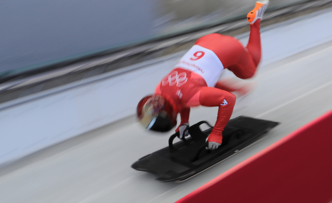 South Korean skeleton racer Yun Sung-bin takes off in his second run in the men’s skeleton event at the Alpensia Sliding Center in PyeongChang, Gangwon Province, Thursday. (Yonhap)