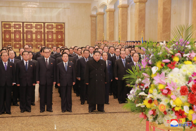 A photo of Kim Jong-un and ranking officials' visit to the Kumsusan Palace of the Sun released by North Korea's Korean Central Television on Feb. 16, 2018. (For Use Only in the Republic of Korea. No Redistribution) (Yonhap)