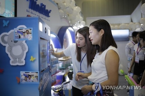 Vietnamese visitors are looking at products at Vietnam International Maternity Baby & Kids Fair, hosted by Coex, at Saigon Exhibition and Convention Center in Ho Chi Minh, Vietnam. (Yonhap)