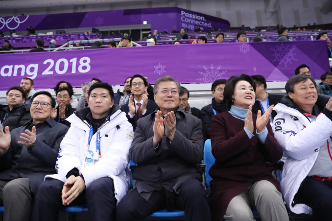 President Moon Jae-in (C) and first lady Kim Jung-sook (2nd from R) watch the women`s 1,500-meter short track speed skating event at Gangneung Ice Arena in Gangeung on Saturday. (Photo courtesy of Cheong Wa Dae-Yonhap)