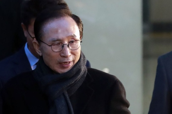 Former President Lee Myung-bak leaves his office in Daechi-dong, Seoul, Monday. (Yonhap)
