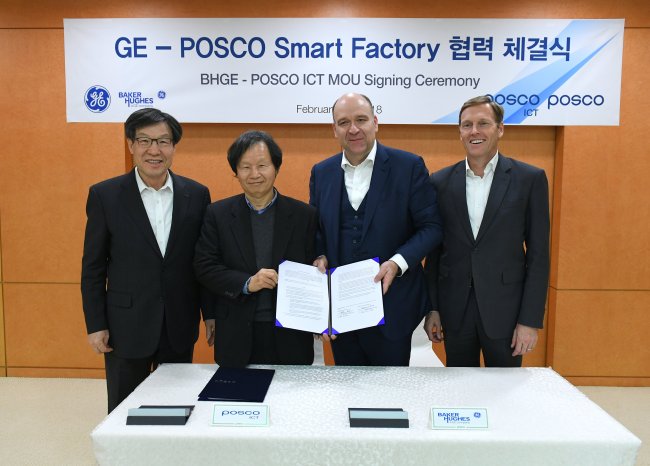 (From left) Posco Chairman Kwon Oh-joon; Posco ICT President Choi Doo-hwan; Matthias L. Heilmann, chief digital officer of industrial service company Baker Hughes, a GE Company; and Wouter Van Wersch, CEO of GE in the Asia-Pacific region pose for photo after the signing ceremony of a joint project to develop a smart plant platform for the steelmaker on Feb. 12. (Posco)