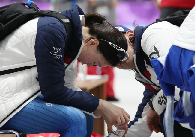 South Korean speedskater Noh Seon-yeong is being comforted by her coach Bob De Jong after finishing seventh at the 500-meter women`s team pursuit quarterfinals event at PyeongChang, Gangwon Province, on Monday. It is speculated that she had been bullied by her teammates (Yonhap).