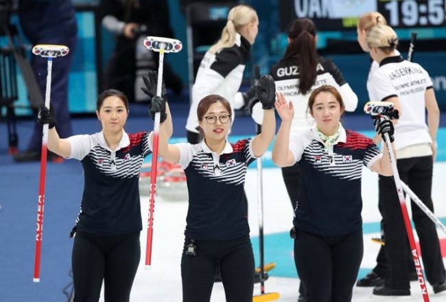 The South Korean female curling team competes in a match with the Olympic Athletes from Russia at Gangneung Curling Centre, located in Gangneung, a sub-host city of the PyeongChang Winter Olympics, on Feb. 21, 2018. (Yonhap)