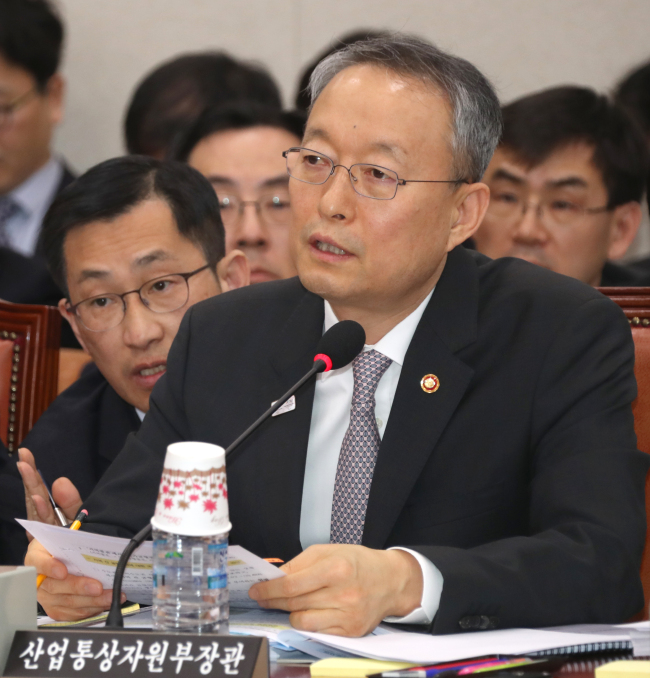 Paik Un-gyu, Korean minister of trade, industry and energy, speaks during a parliamentary meeting on Feb. 21, 2018. (Yonhap)