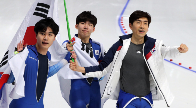 Lee Seung-Hoon, Chung Jae-won and Kim Min Seok of South Korea on Wednesday win gold medal in the men's team pursuit event held at Gangneung Oval, Gangneung. (Yonhap)