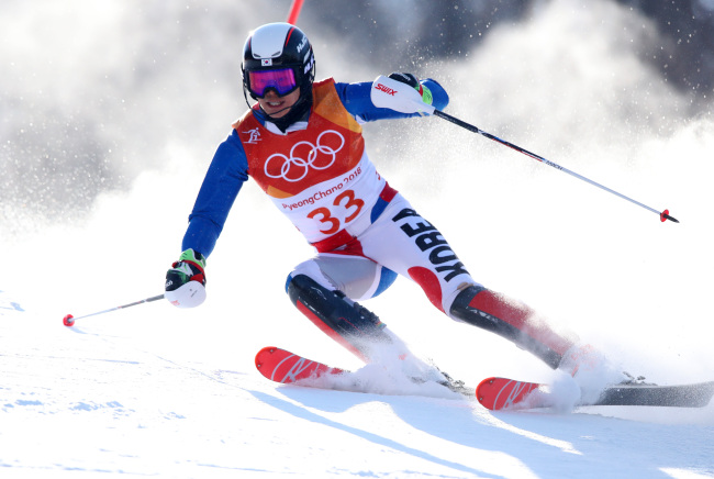 Jung Dong-hyun competes in the men`s alpine skiing slalom event held at Yongpyong Alpine Centre on Thursday. (Yonhap)