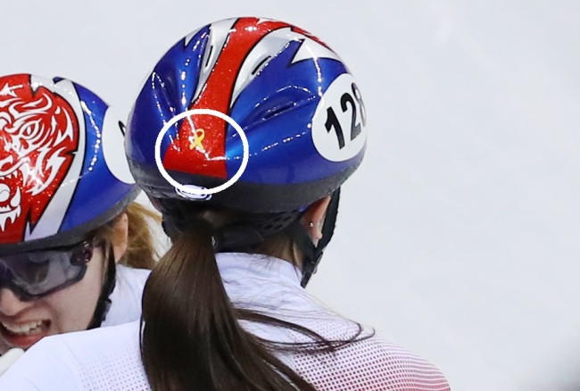 South Korean short track speedskater Kim A-lang was competing at PyeongChang games last week, wearing a helmet featuring a sticker (circled in white) that looks like a yellow ribbon, which commemorates the victims of Sewol ferry disaster. (Yonhap)