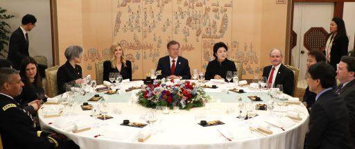 President Moon Jae-in hosts a dinner for a US delegation including Ivanka Trump, US President Donald Trump's daughter and senior adviser to the White House, at the presidential office, Friday. (Yonhap)