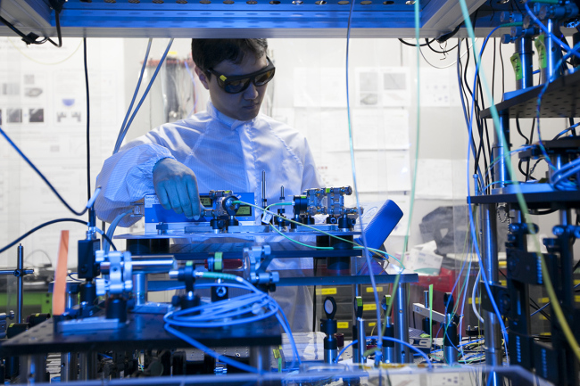 An SK Telecom engineer works on the development of quantum cryptographic technologies at the company‘s Quantum Tech. Lab in Bundang, Gyeonggi Province. (SK Telecom)