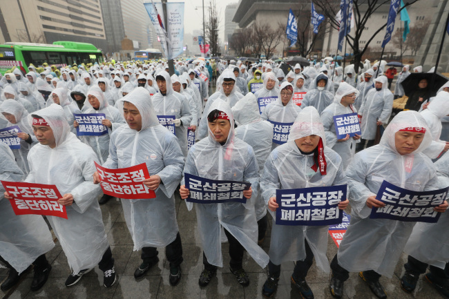 Unionized workers stage protest in Seoul on Wednesday, demanding GM Korea to withdraw its plant shutdown decision. (Yonhap)