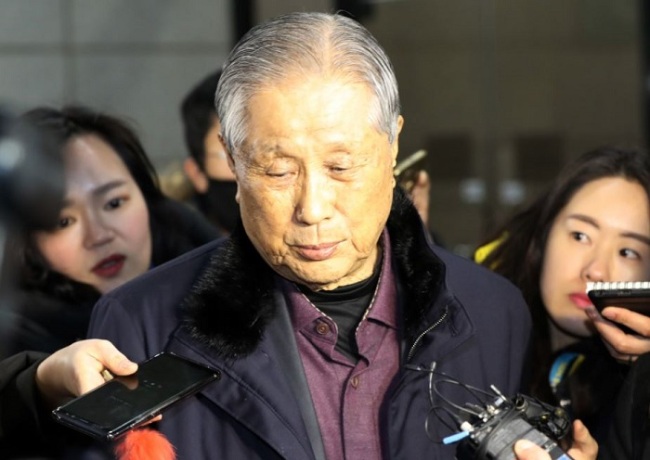 DAS Corp. CEO Lee Sang-eun walks out of the Prosecutors` Office on Thursday, March 1. (Yonhap)