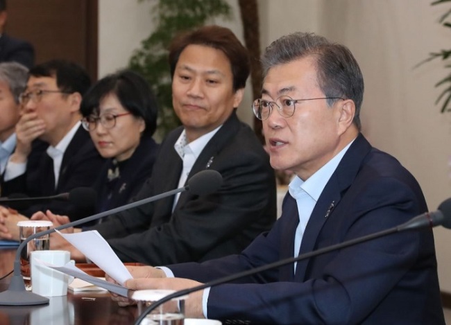 South Korean President Moon Jae-in (R) (Yonhap)