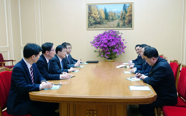 South Korean envoys including National Security Office chief Chung Eui-yong (third from left) meet with North Korean officials including Kim Yong-chol (second from right) in Pyongyang on Monday. Cheong Wa Dae