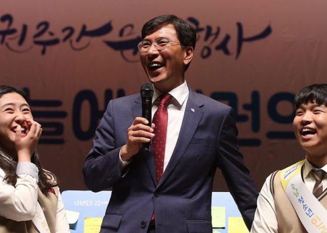 An Hee-jung (middle), a former governor of South Chungcheong Province, has been accused of rape by two women who have worked for him in the past. (Screen-captured from An Hee-jung's Instagram).