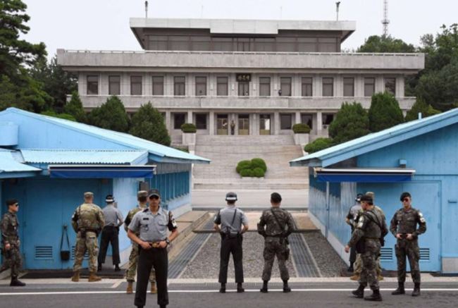 South Korean soldiers stand guard at the truce village of Panmunjeom in the demilitarized zone separating the two Koreas. (Yonhap)