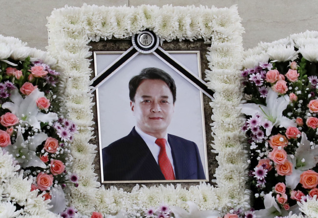 Late actor Jo Min-ki`s photograph is displayed at the site of his funeral in Seoul. (Yonhap)