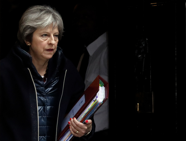 British Prime Minister Theresa May leaves 10 Downing Street to attend the weekly Prime Minister’s Questions session, in parliament in London, Wednesday, March 14, 2018. The Kremlin says Russia rejects the deadline that Britain gave it to explain any involvement in the poisoning of an ex-Russian spy. (AP/Yonhap)