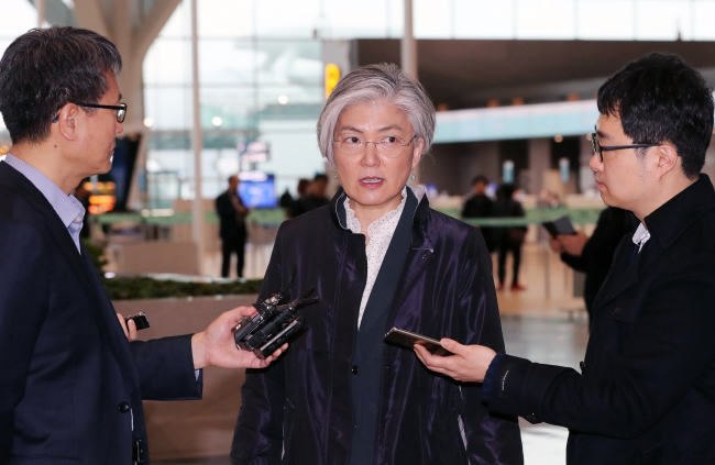 Foreign Minister Kang Kyung-wha answers reporters before leaving for the US at the Incheon International Airport on Thursday. (Yonhap)