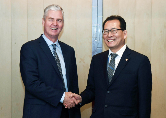 South Korean Deputy Finance Minister Ko Hyung-kwon (R) shakes hands with Frank Rijsberman, director-general of the Global Green Growth Institute (GGGI), before a meeting in Seoul on March 16, 2018. (Yonhap)