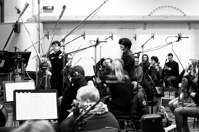 Yoon Do-hyun records with the London Symphony Orchestra at Air Studio in London in December 2017. (Dee Company)