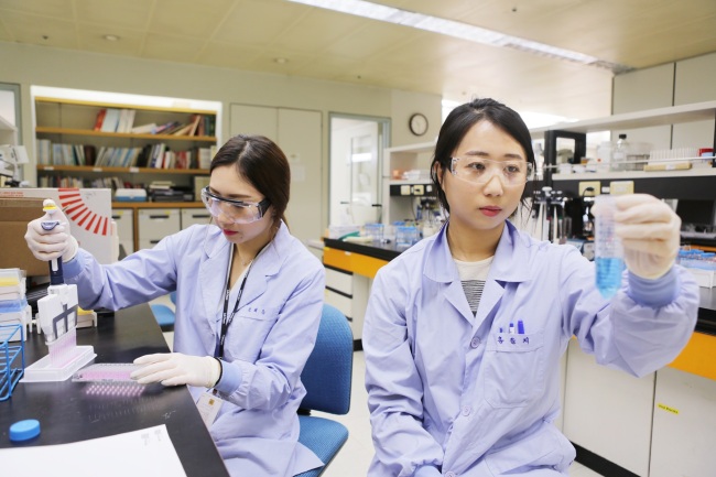 Employees of LG Chem's biopharma division work inside a lab (LG Chem)