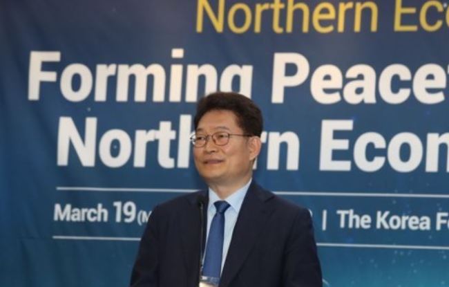 Song Young-gil, the chief of Presidential Committee on Norther Economic Cooperation, speaks during an international seminar held in Seoul on March 19. (Yonhap)