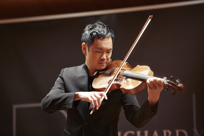 Richard Yongjae O’Neill plays at a press meeting held in Seoul on Monday (Vincero)