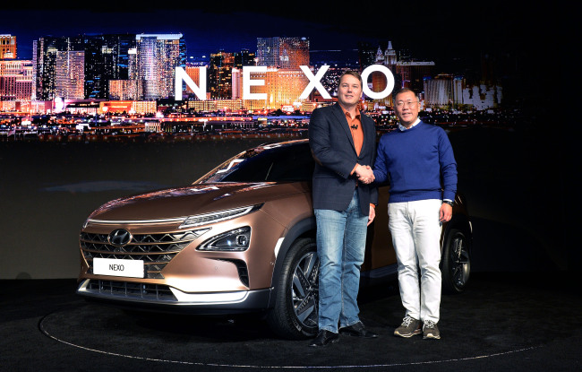 Hyundai Vice Chairman Chung Eui-sun (right) poses with Chris Urmson, CEO of Aurora, at a press conference held to unveil Nexo on sidelines of Consumer Electronics Show in Las Vegas in January. (Hyundai Motor)
