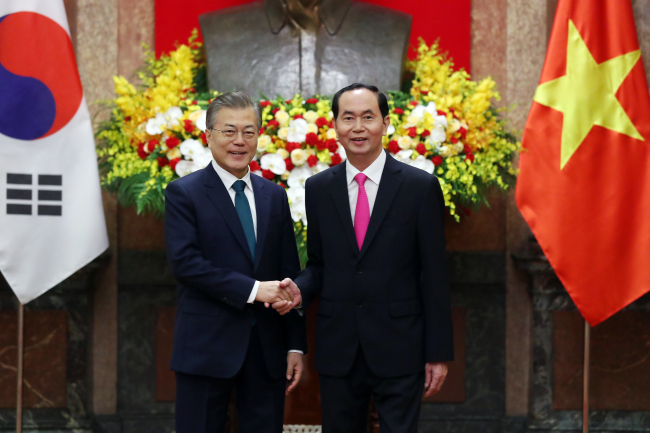 President Moon Jae-in and Vietnamese President Tran Dai Quang pose for a photograph before their summit in Hanoi, Vietnam, Friday. Yonhap