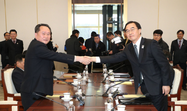 Cho Myoung-gyon, South Korean Unification Minister (right) and Ri Son-gwon, chairman of North Korea`s Committee for the Peaceful Reunification of the Country shake hands at a high-level meeting held in Panmunjom on Jan. 9. (Yonhap)