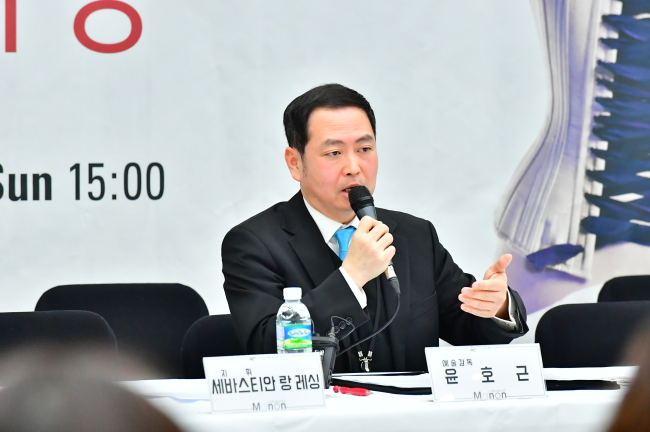The Korea National Opera's new artistic director Yun Ho-gen speaks at a press conference held in Seoul on Monday. (The KNO)