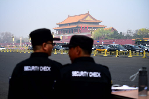 Two security guards watch near the Tiananmen Square in Beijing on March 27, 2018. Speculation intensified on March 27, 2018 that North Korean leader Kim Jong-Un was in Beijing for a surprise visit, after Japanese media reported the arrival of a special North Korean train met by an honour guard under tight security. (AFP - Yonhap)