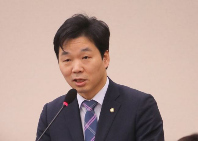 Rep. Kim Byoung-gwan of the ruling Democratic Party declared to have personal assets worth 443.5 billion won, topping the list of the wealthiest lawmakers. (Yonhap)