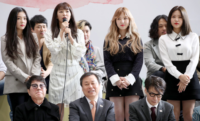 Girl group Red Velvet speaks to Korean audiences at Gimpo International Airport prior to their departure for Pyongyang on Saturday. (Yonhap)