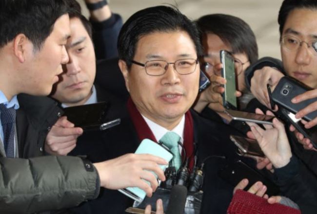 Rep. Hong Moon-jong of the main opposition Liberty Korea Party answers reporters` questions on March 9, as he appeared for prosecution questioning over suspected use of illegal political funds. (Yonhap)