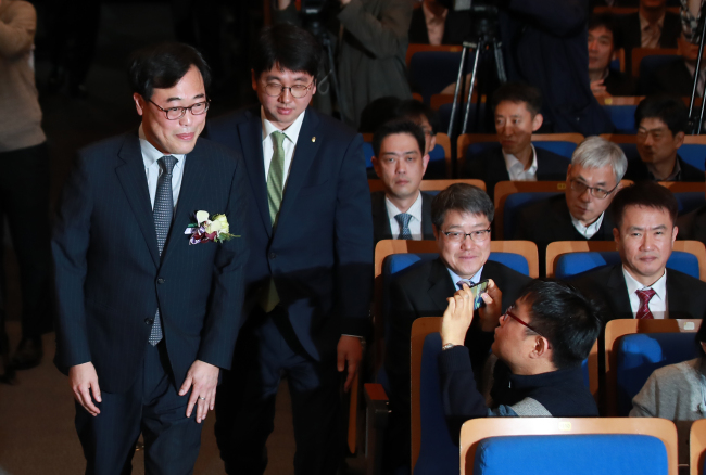 The new chief of the Financial Supervisory Service Kim Ki-sik (left) enters his inauguration ceremony at the FSS building in Yeouido, Seoul, Monday. (Yonhap)