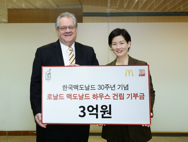 Joh Ju-yeon, managing director of McDonald‘s Korea (right) and Jeffrey Jones, chairman of RMHC Korea pose for a photo during a donation event held at the fast food chain‘s Seoul office Monday. (McDonald’s)
