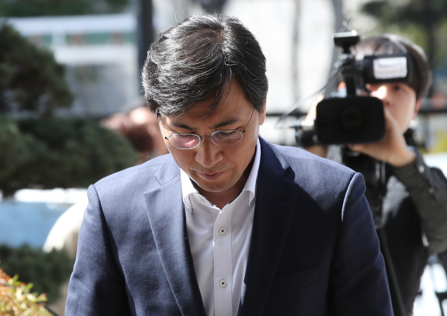 Former South Chungcheong Province Gov. An Hee-jung bows his head after arriving at the Seoul Western District Court for an arraignment on Wednesday. (Yonhap)