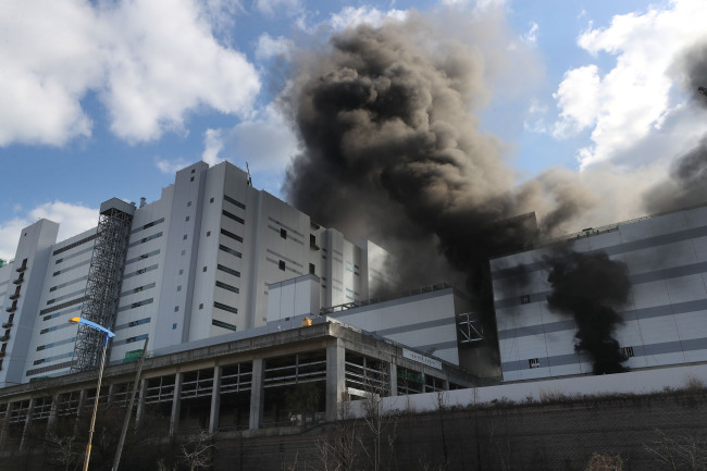 LCD PRODUCTION LINE SET ON FIRE -- Smoke gushes out at a liquid crystal display production line of LG Display in northern Gyeonggi Province, due to a fire that broke out at around 2:54 p.m. on Wednesday. (Yonhap)