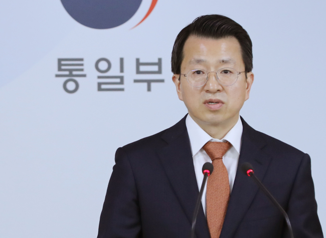 Baik Tae-hyun, spokesman at Seoul's unification ministry, speaks at a press briefing Friday at the ministry. (Yonhap)