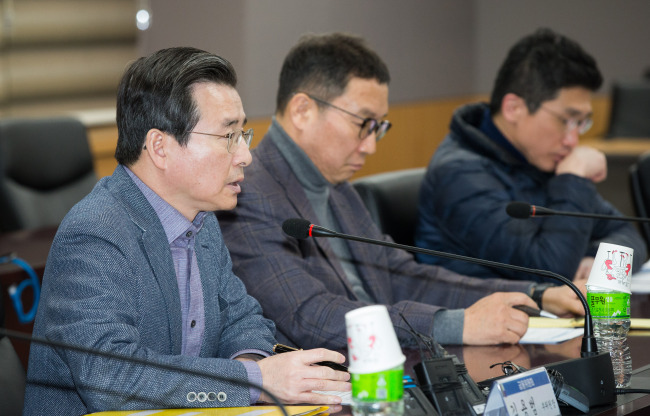 The Financial Services Commission Vice Chairman Kim Yong-beom speaks at an emergency meeting Sunday to discuss countermeasures against Samsung Securities fiasco. (FSC)