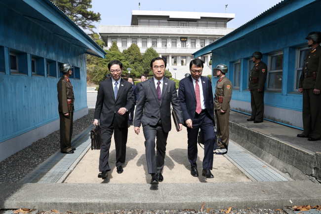 A South Korean high-level delegation led by Unification Minister Cho Myoung-gyon crosses the military demarcation line in the truce village of Panmunjeom on March 29. (Yonhap)