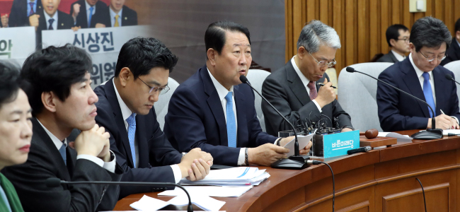 Park Joo-sun (C), a co-chair of the minor opposition Bareunmirae Party, speaks during a party meeting at the National Assembly in Seoul on April 10, 2018. (Yonhap)