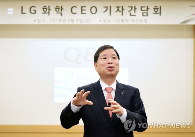 Park Jin-soo, vice chairman and CEO of LG chem, speaks during a press conference in March. (Yonhap)