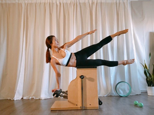 Park Seu-mi, a trainer and writer of a book ”Seumi Home Training,“ demonstrates a workout routine. (Park Seu-mi)